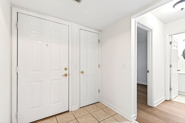 Building Photo - 1010 Nicholwood Dr