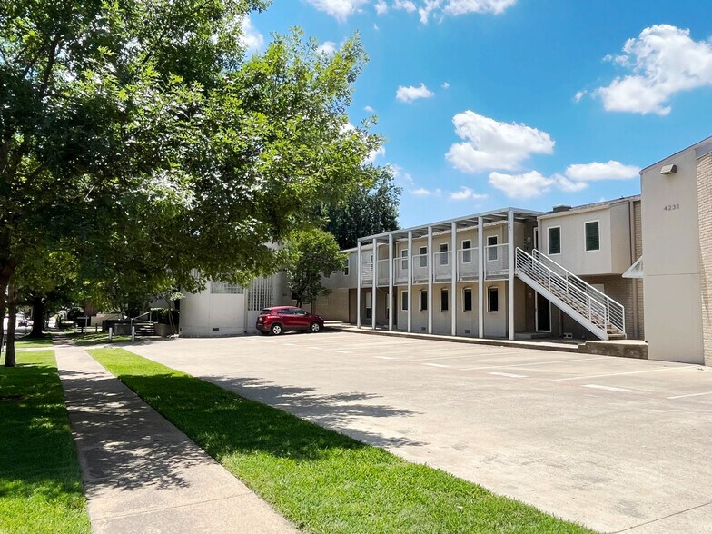 Building Photo - 4231 Travis St