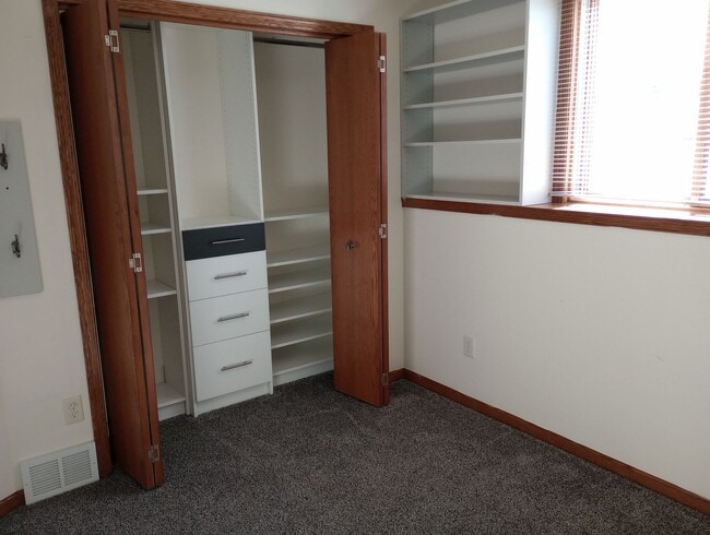 Building Photo - Three bedroom two bathroom twin home