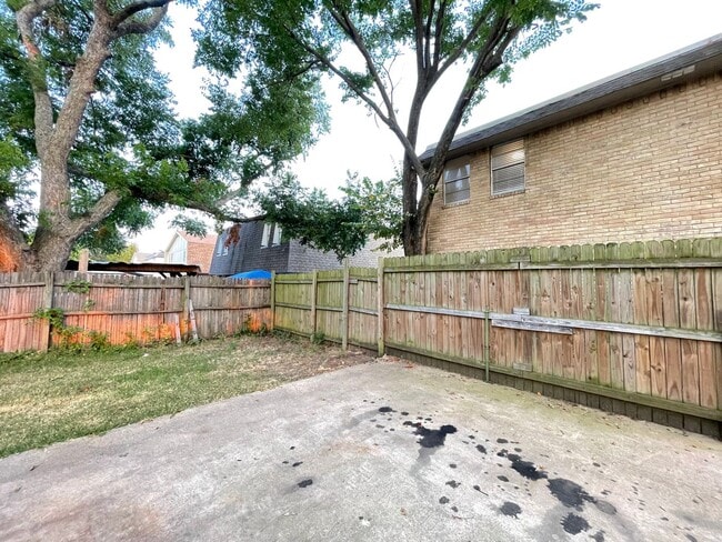 Building Photo - Affordable 2/1