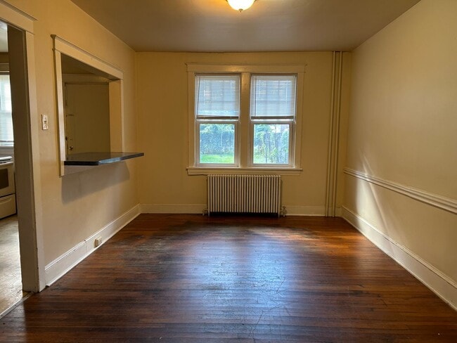Building Photo - Beautiful 3 Bedroom End of Row Townhome in...