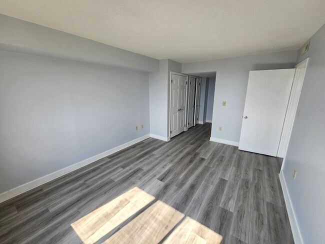 Building Photo - Remodeled High Rise in Forest Acres