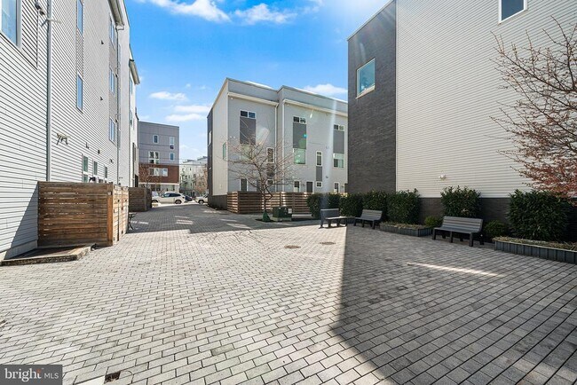 Building Photo - 1640 N 5th Ct