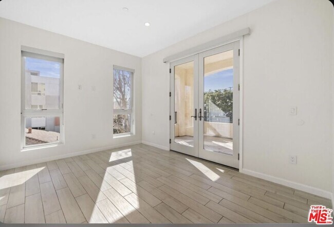 Building Photo - 1654 Greenfield Ave