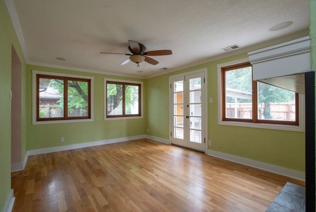 Building Photo - Charming 3 bedroom/2 bathroom Single Family Home!