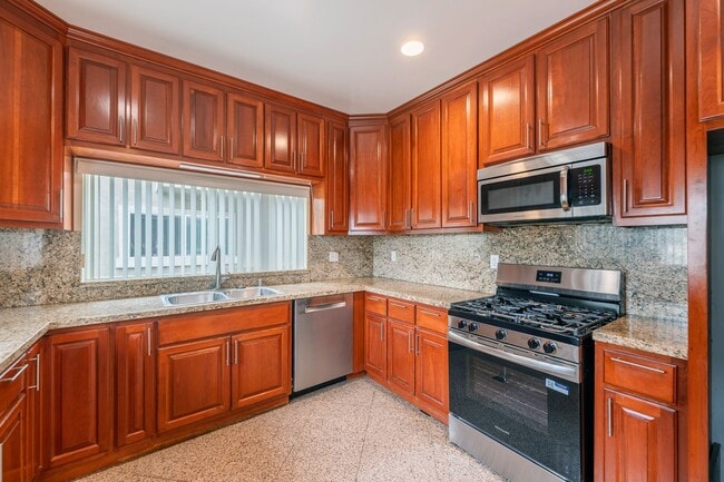 Building Photo - Spacious and Quiet Hawthorne Home!