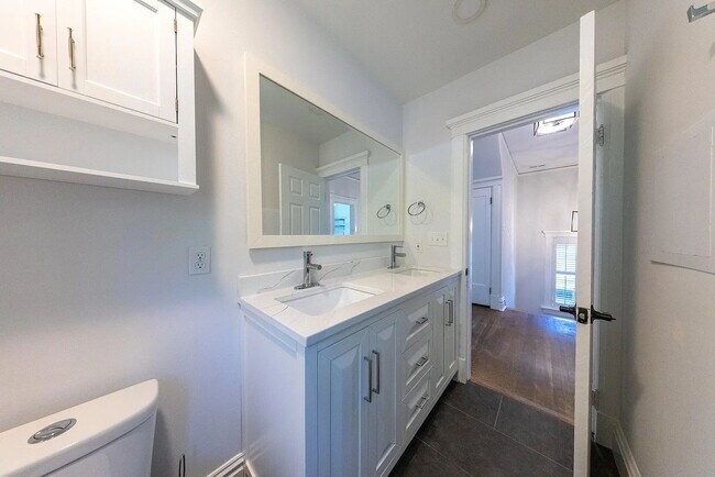 Building Photo - Gorgeous U-City Pershing Ave 4 bedroom/3 bath GEM - Fully Furnished with CLASS AND ELEGANCE - Mus...