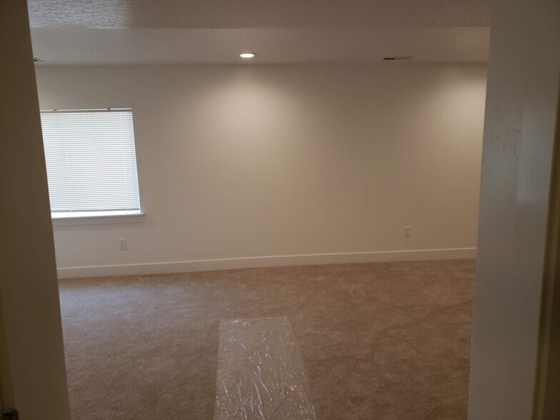 Building Photo - 1545 N 3860 W