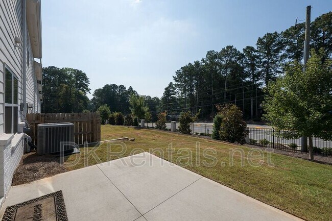 Building Photo - 1526 Fern Ridge Ln