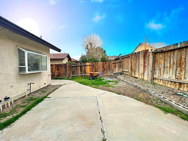 Building Photo - 2826 San Ramon Dr