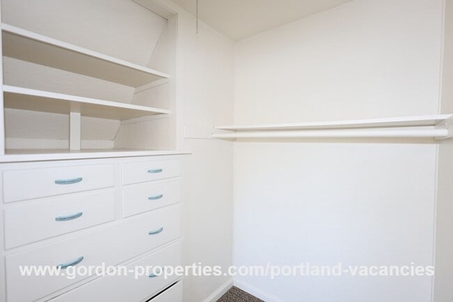 Building Photo - SE 57th Ave - 5 bedroom home with fireplac...