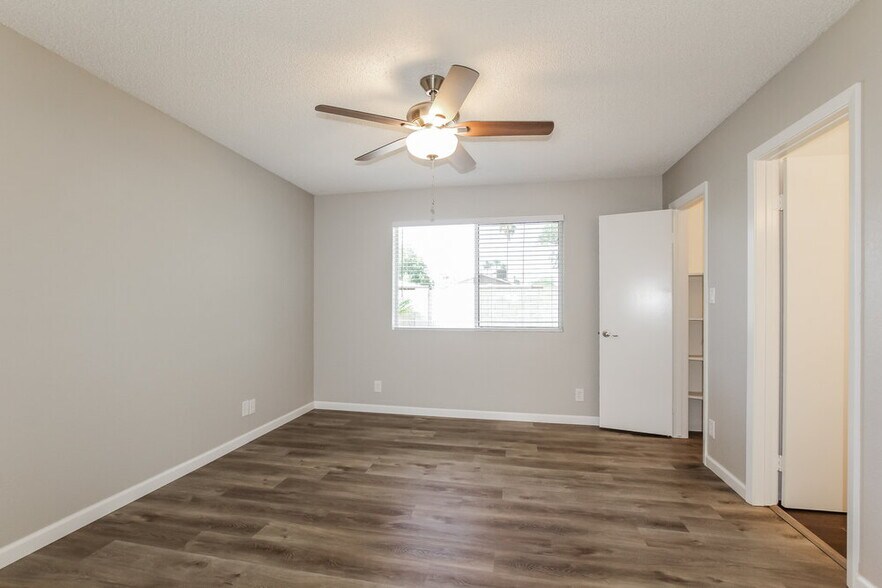 Building Photo - 560 E Morrow Dr