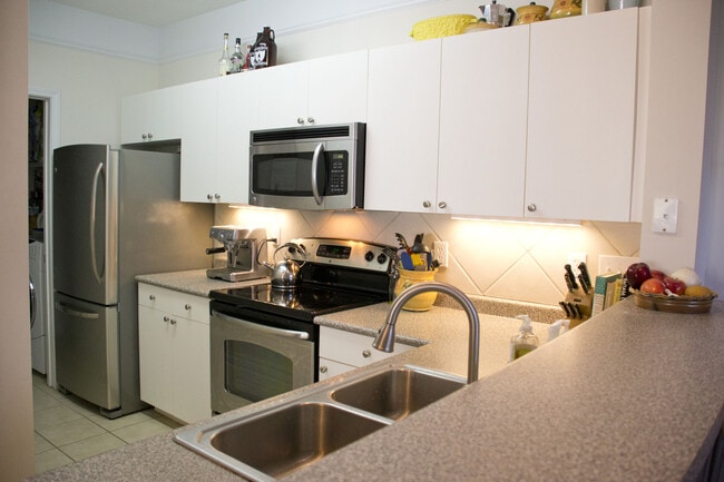 Building Photo - Townhouse in Gated Community with Attached...