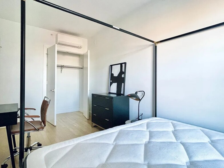 Building Photo - Furnished room/NOT APARTMENT