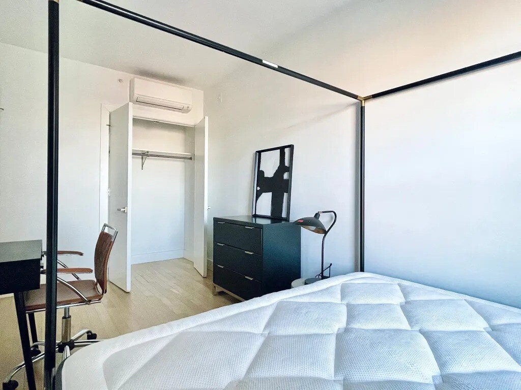 Building Photo - Furnished room/NOT APARTMENT
