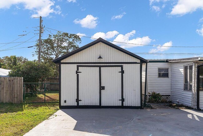 Building Photo - 7818 SE Arrance St