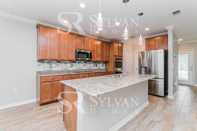 Building Photo - Feel welcome and comfortable in this charming home