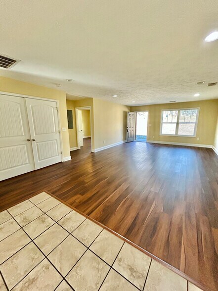 Building Photo - 8 Cal Rd