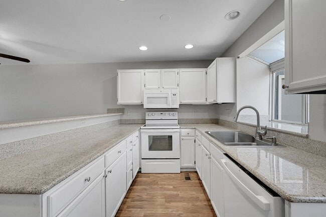 Building Photo - $2,195.00 - 2 Bed, 1.5 Bath, Townhome in L...