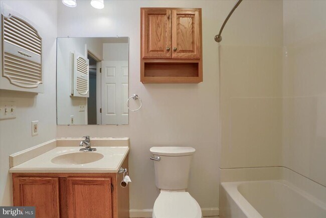 Building Photo - 802 Cambridge Ct