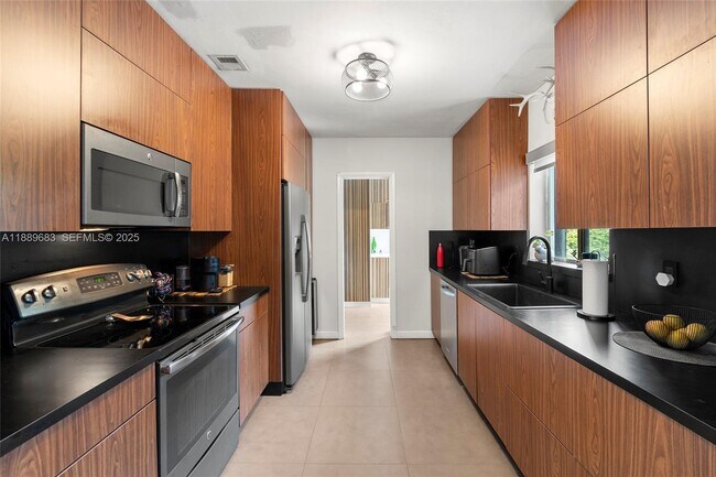 Building Photo - 425 NE 114th St