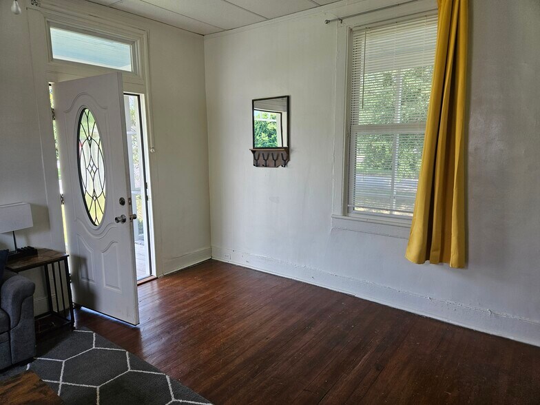 Natural light in living room - 1315 Dover St