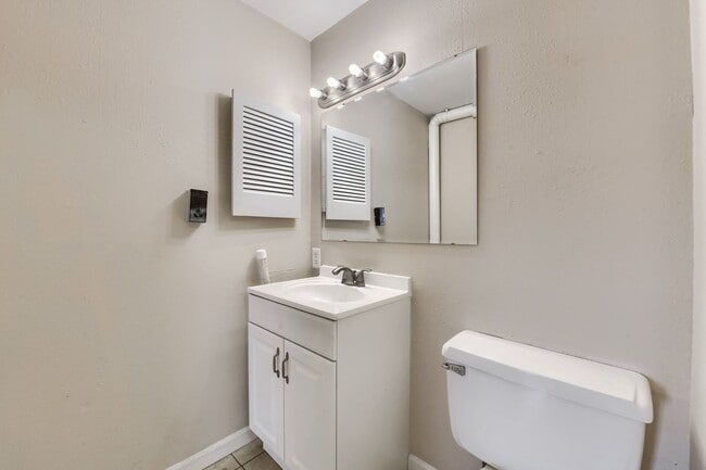 Building Photo - 130 E Highline Cir