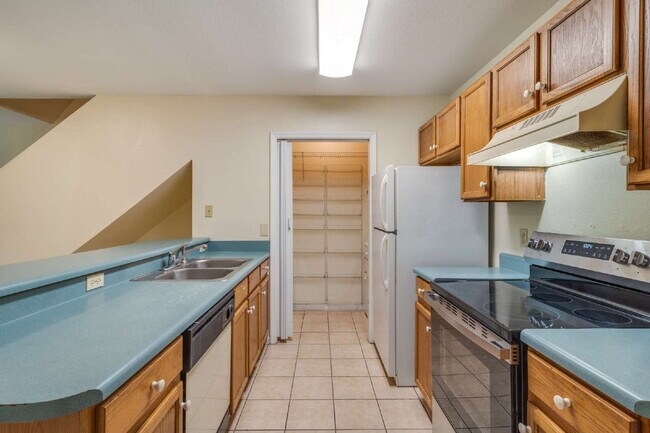 Building Photo - 1 bedroom and 1 bathroom in a 3x3 duplex STEPS AWAY FROM CAMPUS