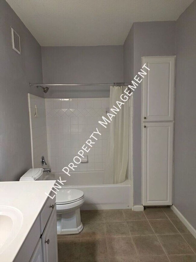 Building Photo - HALF OFF APRIL!  Beautiful One-Level Downstairs Condo in Prime Hamilton Place Location