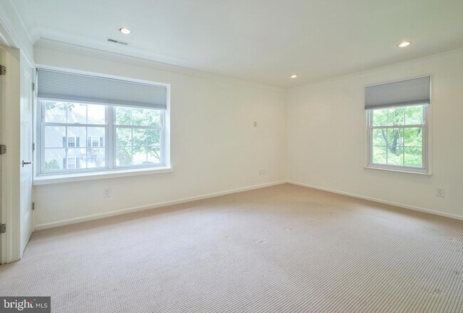 Building Photo - 51 Meadow Ln