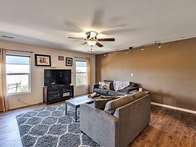 Building Photo - Spacious 3 Bedroom 2 1/2 Bath in Castle Rock!