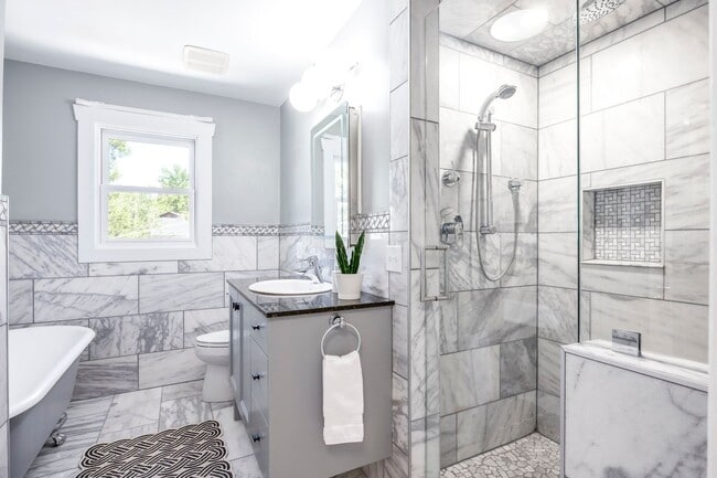 Building Photo - Elegant Sugar House Living: Finished Basement and Prime Location