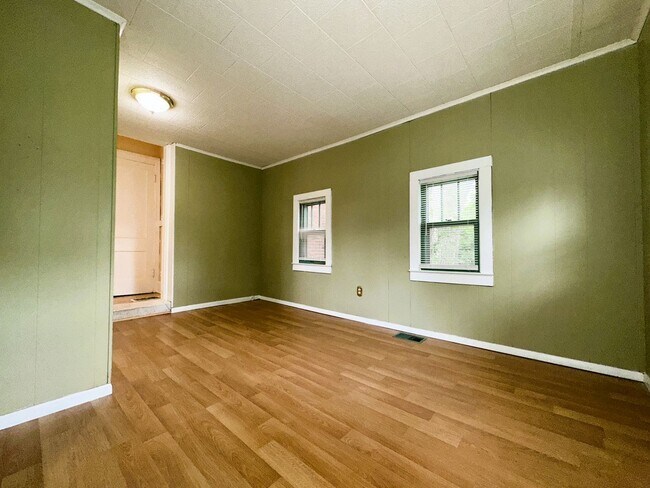 Building Photo - Beautiful, Historic House! Hardwood Floors, Full Basement, Detached Garage; W/D, Pets Ok!