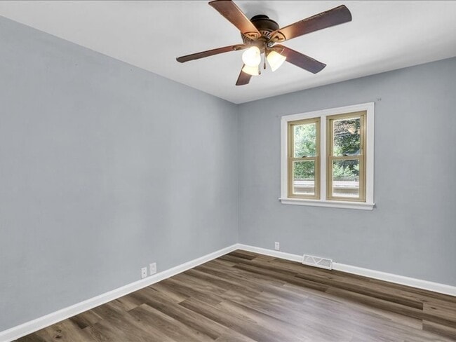 Building Photo - 615 Breen Dr