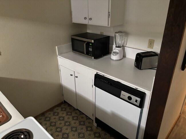 Building Photo - Furnished studio in Kings Run available now!