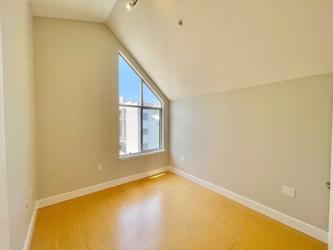 Building Photo - 638 19th St
