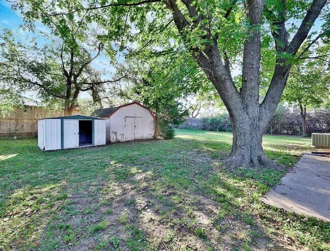 Building Photo - 6020 N East Park View St