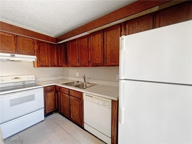 Building Photo - 5241 Cedarbend Dr