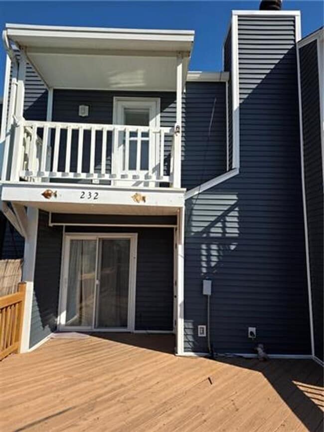 Building Photo - Water Front Condo