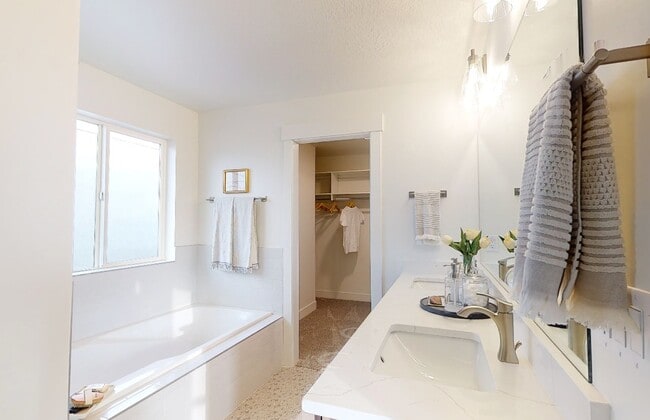 Building Photo - 1307 W Quailhill Rd