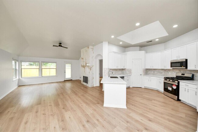 Building Photo - 5931 Mettler Ln