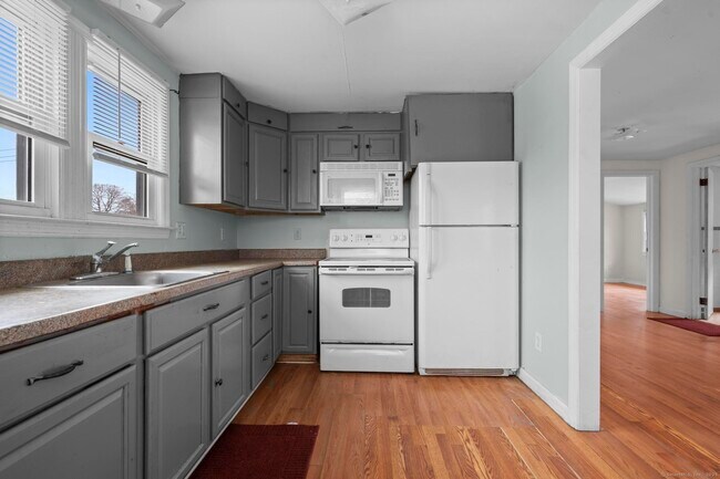 Building Photo - 72 Maple St