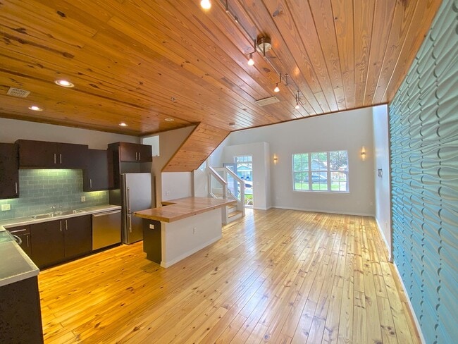 Building Photo - Stunning and Unique Luxury Town Home for R...