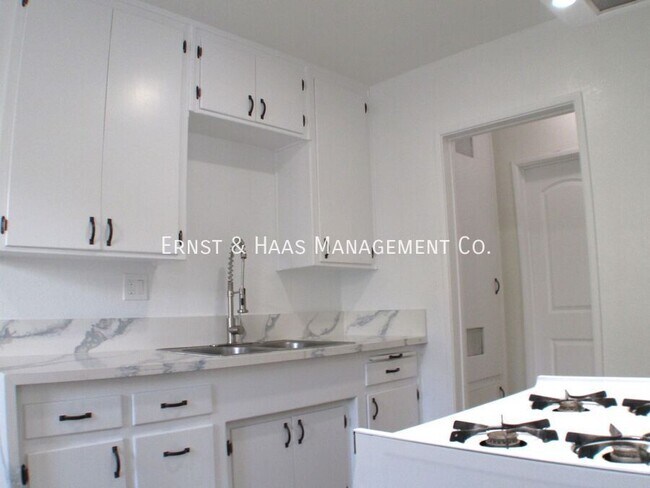 Building Photo - 230 E Hullett St