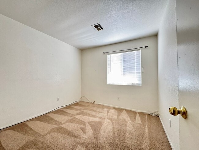 Building Photo - 2048 Rose Coral Ave