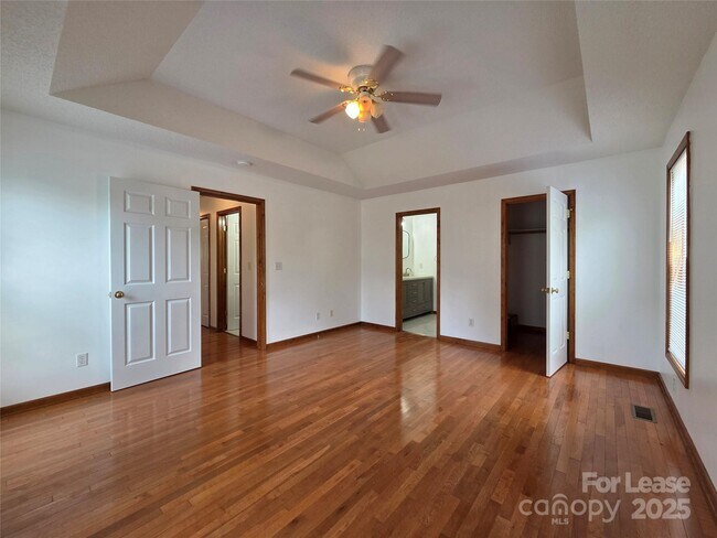 Building Photo - 4641 Hickory Grove Rd