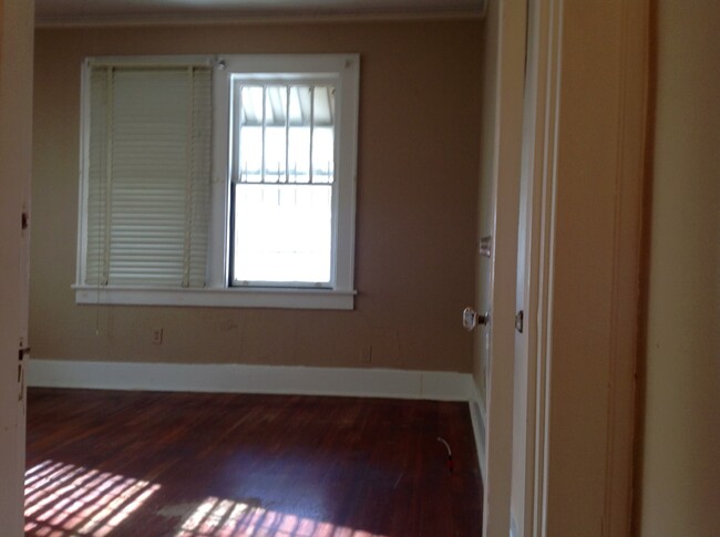 Building Photo - 1519 Maple St