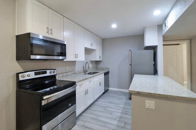 Building Photo - 5929 Queensloch Dr