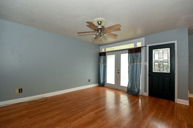 Building Photo - NICE 2 BEDROOM 1.5 BATH CONDO IN GREENWAY ...