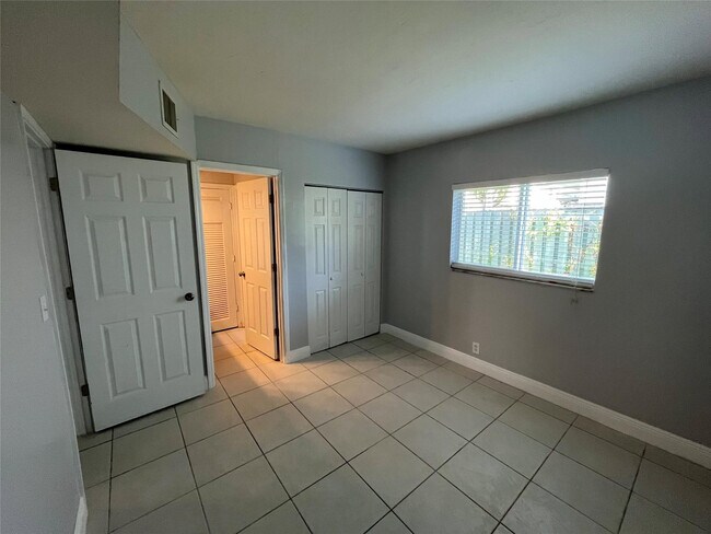 Building Photo - 1311 NE 18th St